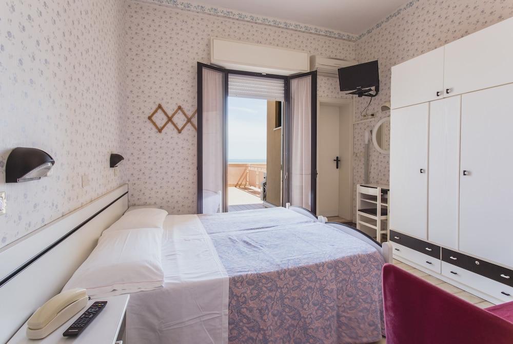 Hotel Eden Viserbella di Rimini Екстер'єр фото